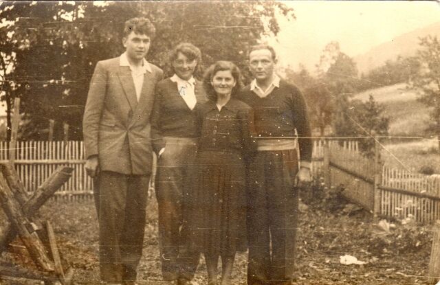 Rodiče a sourozenci matky Jana Bajzy v Domašově roku 1946 nebo 1947. Foto archiv pamětníka.